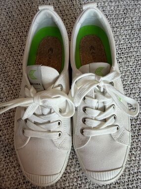 Cariuma White Canvas Sneakers with Bright Green Insoles